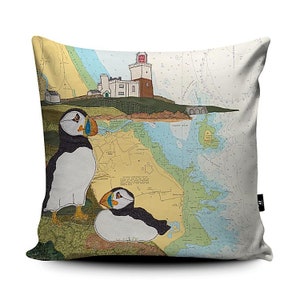 Coussin coussin Macareux à Coquet Northumberland - thèmes côtiers sur de vieilles cartes marines coussins cartes Hannah Wisdom Textiles