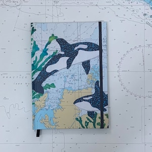 Carnet de notes relié Orca at Orkney A5 par Hannah Wisdom Textiles | thèmes côtiers sur d'anciennes cartes marines | Shetland Orcades Ecosse