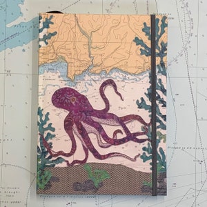Carnet de notes relié Octopus at Mevagissey A5 par Hannah Wisdom Textiles | Thèmes côtiers sur d'anciennes cartes marines Cornouailles