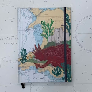 Carnet de notes A5 dragon gallois au château de Cardiff par Hannah Wisdom Textiles | Thèmes côtiers sur d'anciennes cartes marines du Pays de Galles