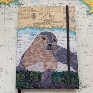 Seal at Looe Whitsand Bay Cornwall carnet de notes A5 relié par Hannah Wisdom Textiles | Thèmes côtiers sur d'anciennes cartes marines Cornouailles