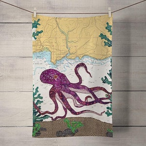 Torchon de pieuvre à Mevagissey Cornwall - thèmes côtiers sur une ancienne carte marine par Hannah Wisdom Textiles