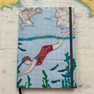 Carnet cartonné A5 Swimming at Plymouth par Hannah Wisdom Textiles | Thèmes côtiers sur d'anciennes cartes marines Devon