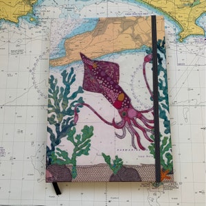 Carnet de notes A5 relié Squid at Isle of Wight par Hannah Wisdom Textiles | Thèmes côtiers sur d'anciennes cartes marines Hampshire IOW