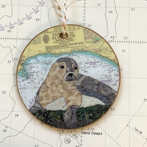 Décoration de sceau à Looe Cornwall - thèmes côtiers sur une ancienne carte marine par Hannah Wisdom Textiles