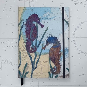 Carnet de notes Seahorses at Studland Bay Dorset A5 relié par Hannah Wisdom Textiles | Thèmes côtiers sur d'anciennes cartes marines