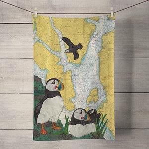 Torchon macareux sur la Clyde - thèmes côtiers sur une vieille carte marine par Hannah Wisdom Textiles | Oiseau de mer Ecosse