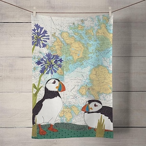 Torchon Macareux moine - thèmes côtiers sur de vieilles cartes marines par Hannah Wisdom Textiles | Carte des oiseaux de mer des Cornouailles