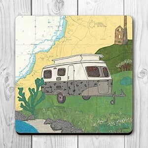 Eriba Caravan in Cornwall dessous de verre sous-plat par Hannah Wisdom Textiles | Thèmes côtiers sur d'anciennes cartes marines Eriba jaune/argent/rouge/bleu