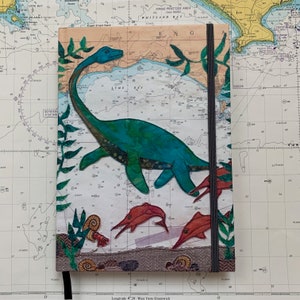 Carnet de notes cartonné A5 dinosaure Jurassic Coast par Hannah Wisdom Textiles | Thèmes côtiers sur de vieilles cartes marines Devon Dorset