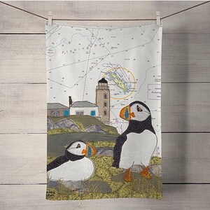 Torchon de macareux sur l'île de May - thèmes côtiers sur de vieilles cartes marines par Hannah Wisdom Textiles |  Phare oiseau de mer Ecosse