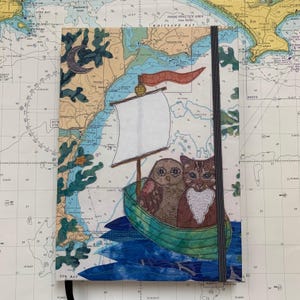 Carnet cartonné A5 chouette et les minous Teignmouth par Hannah Wisdom Textiles | Thèmes côtiers sur de vieilles cartes marines Devon