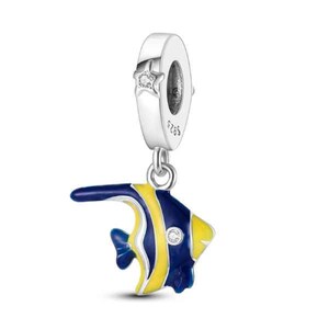 Pode incluir: Um berloque de prata com um peixe de esmalte azul e amarelo com um cristal transparente no lado. O berloque é preso a um laço de prata com uma estrela de cristal transparente.