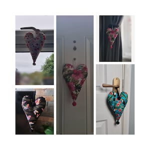 Op de afbeelding: Een collectie van vijf hartvormige stoffen ornamenten met diverse patronen, waaronder bloemen-, tropische en vlinderprints. Elk hart is gevuld en voorzien van een kleine pompon aan de onderkant, ontworpen om aan deurklinken of gordijnen te hangen.