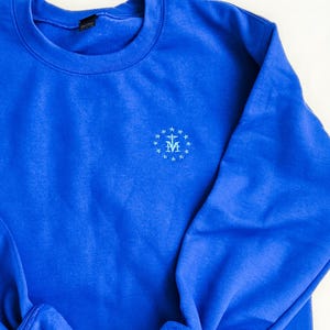 Sudadera Bordada Cruz Mariana AZUL REAL, Camisa de Nuestra Señora, Camisa Católica, Regalo Católico.