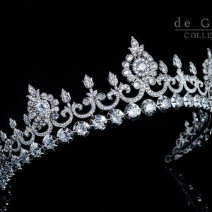 Petite Regal Anglesley Tiara – Elegant Silver Wedding Crown / Historic Replica Swarovski Crystal Crown, Minimalist Sparkly Bridal Headpiece
