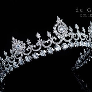 Tiara regia Anglesley pequeña: elegante corona nupcial de plata / réplica histórica de corona de cristal Swarovski, tocado nupcial minimalista y brillante