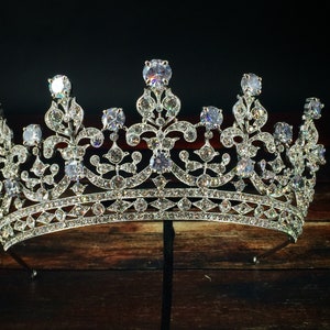 Elegant Girls of Great Britain and Ireland Tiara / Famous Queen Elizabeth Crown, Floral Garland Royal Replica Swarovski Bridal Headpiece