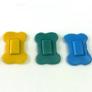 Peut inclure: Huit pansements adhésifs en forme d'os dans un arc-en-ciel de couleurs : rouge, orange, jaune, vert, bleu, bleu clair, violet et lavande.