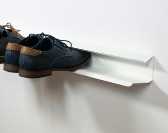 Nowoczesny metalowy stojak na buty montowany na ścianie: minimalistyczny organizer do przedpokoju