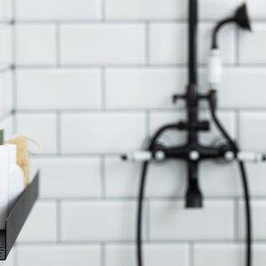 Estante de ducha negro mate, elegante estante de ducha de 30 cm, 50 cm y 70 cm, estante de ducha blanco, alternativa a organizador de ducha, metal mate, estante de baño imagen 4