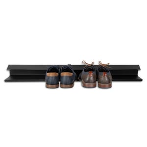 Peut inclure: &Eacute;tag&egrave;re &agrave; chaussures en m&eacute;tal noir avec quatre paires de chaussures. Les chaussures sont un m&eacute;lange de cuir marron et noir.