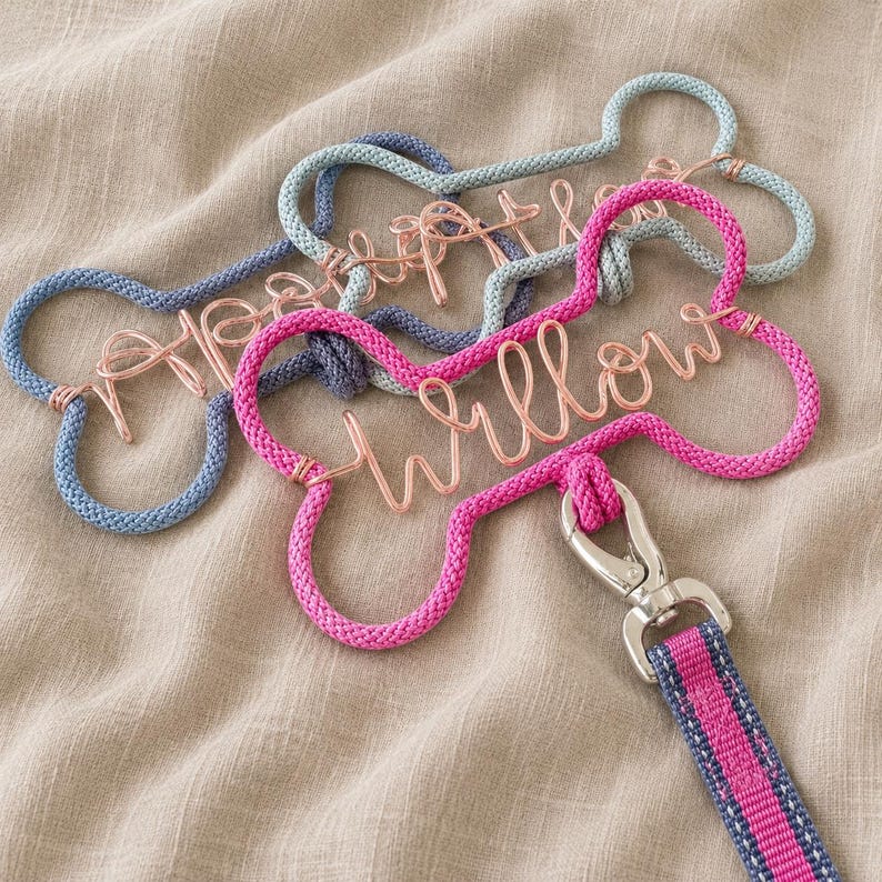 Personalised Knitted Wire dog lead hook. Strong wire Bone shaped, Pet Leash Hanger bild 1