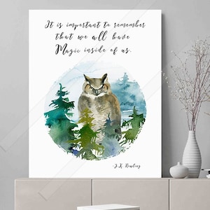 Puede incluir: Una pintura de acuarela de un búho en un entorno de bosque con la cita "Es importante recordar que todos tenemos magia dentro de nosotros." de J.K. Rowling.