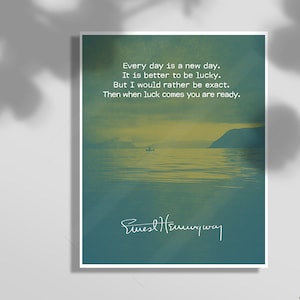 以下が含まれることがあります： 夕暮れの湖と山のパノラマ画像が描かれたヴィンテージスタイルのポスターに、アーネスト・ヘミングウェイの励みになる言葉が書かれています。言葉は次のとおりです。「毎日が新しい日です。幸運である方が良いでしょう。しかし、私は正確であることを好みます。そうすれば、幸運が訪れたとき、あなたは準備万端です。」