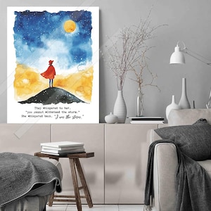 K&ouml;nnte beinhalten: Ein Aquarellbild einer Person in einem roten Umhang, die auf einem H&uuml;gel steht, mit einem gelben und blauen Himmel dahinter. Das Zitat "Sie fl&uuml;sterten ihr zu. "Du kannst den Sternen nicht widerstehen." Sie fl&uuml;sterte zur&uuml;ck. "Ich bin die Sterne." steht unter dem Bild.