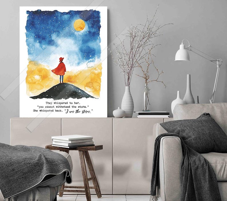 K&ouml;nnte beinhalten: Ein Aquarellbild einer Person in einem roten Umhang, die auf einem H&uuml;gel steht, mit einem gelben und blauen Himmel dahinter. Das Zitat "Sie fl&uuml;sterten ihr zu. "Du kannst den Sternen nicht widerstehen." Sie fl&uuml;sterte zur&uuml;ck. "Ich bin die Sterne." steht unter dem Bild.
