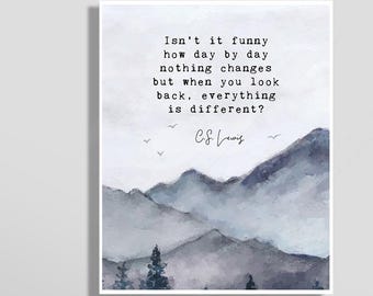 Op de afbeelding: Een aquarel van een bergketen met een citaat van C.S. Lewis: "Is het niet grappig hoe dag na dag niets verandert, maar als je terugkijkt, is alles anders?"