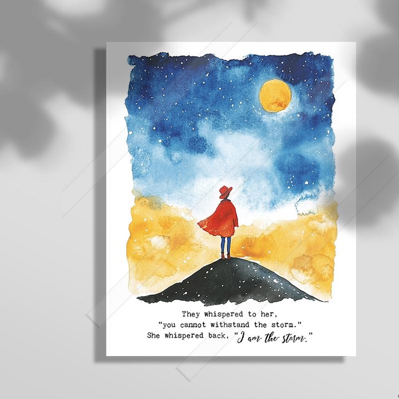 K&ouml;nnte beinhalten: Aquarellgem&auml;lde einer Person in einem roten Umhang, die auf einem H&uuml;gel steht, mit einem Vollmond am Himmel. Der Text lautet "Sie fl&uuml;sterten ihr zu: 'Du kannst dem Sturm nicht standhalten.' Sie fl&uuml;sterte zur&uuml;ck: 'Ich bin der Sturm.'"