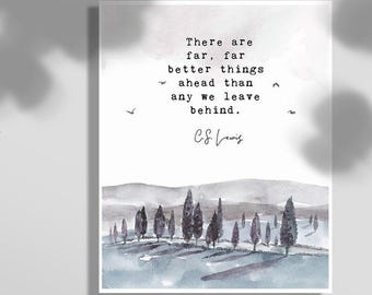 Op de afbeelding: Een aquarel van een bos met een citaat van C.S. Lewis: "Er zijn veel, veel betere dingen die ons wachten dan alles wat we achterlaten."