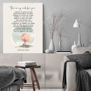 Pu&ograve; includere: Un dipinto ad acquerello di un albero con foglie rosa e arancioni su una collina. Il dipinto contiene una citazione di Ralph Waldo Emerson che dice: "Questo &egrave; il mio desiderio per te: conforto nei giorni difficili. Sorrisi quando la tristezza si insinua. Arcobaleni per seguire le nuvole. Risate per baciare le tue labbra. Tramonti per riscaldare il tuo cuore. Abbracci quando lo spirito cala. Bellezza per i tuoi occhi. Amicizia per illuminare il tuo essere. Fede per poter credere. Fiducia per quando dubiti. Coraggio per conoscere te stesso. Pazienza per accettare la verit&agrave;. Amore per completare la tua vita."