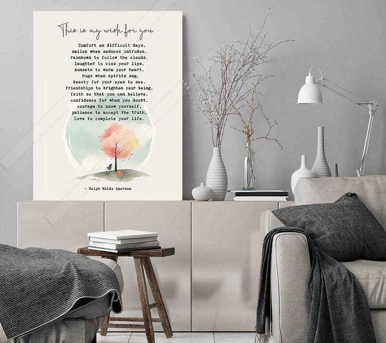 Pu&ograve; includere: Un dipinto ad acquerello di un albero con foglie rosa e arancioni su una collina. Il dipinto contiene una citazione di Ralph Waldo Emerson che dice: "Questo &egrave; il mio desiderio per te: conforto nei giorni difficili. Sorrisi quando la tristezza si insinua. Arcobaleni per seguire le nuvole. Risate per baciare le tue labbra. Tramonti per riscaldare il tuo cuore. Abbracci quando lo spirito cala. Bellezza per i tuoi occhi. Amicizia per illuminare il tuo essere. Fede per poter credere. Fiducia per quando dubiti. Coraggio per conoscere te stesso. Pazienza per accettare la verit&agrave;. Amore per completare la tua vita."