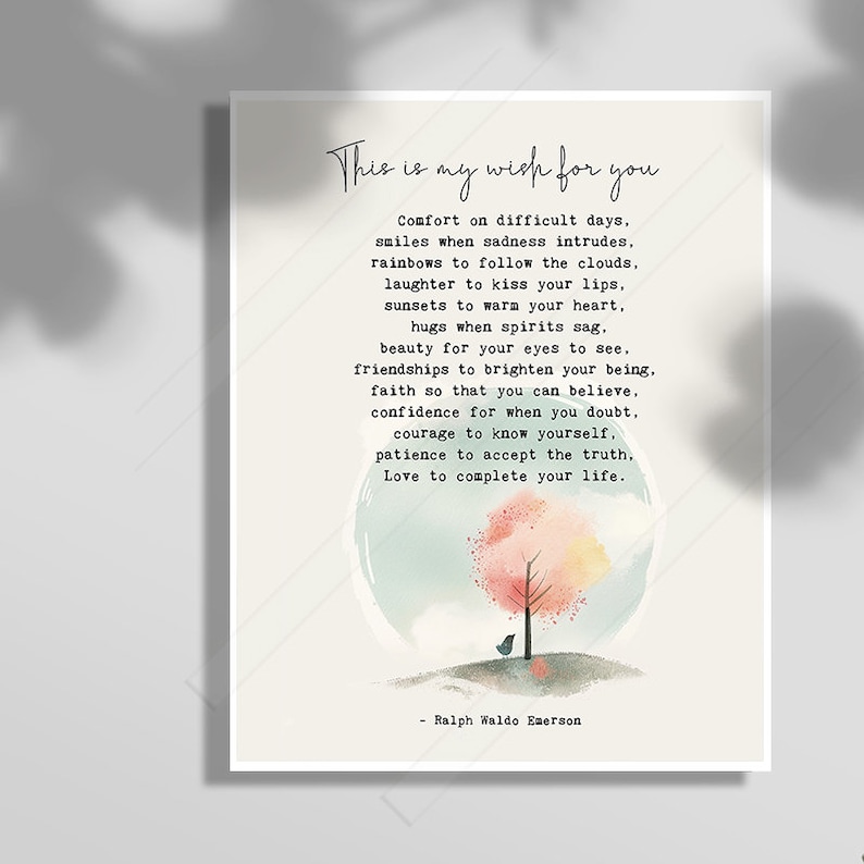 Pu&ograve; includere: Un'illustrazione ad acquerello di un albero con un uccello appollaiato su un ramo. Lo sfondo &egrave; di un delicato blu e verde, con una citazione di Ralph Waldo Emerson: "This is my wish for you... Comfort on difficult days, smiles when sadness intrudes, rainbows to follow the clouds, laughter to kiss your lips, sunsets to warm your heart, hugs when spirits sag, beauty for your eyes to see, friendships to brighten your being, faith so that you can believe, confidence for when you doubt, courage to know yourself, patience to accept the truth, Love to complete your life."