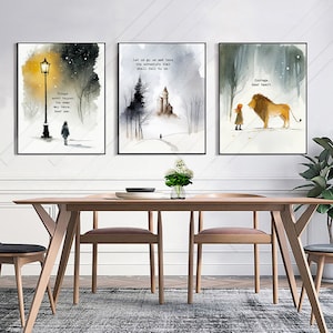 Puede incluir: Tres acuarelas con citas inspiradoras. La primera pintura presenta una farola y una persona que se aleja de la luz. La cita dice "Las cosas nunca suceden de la misma manera dos veces, mi querido." La segunda pintura presenta un castillo en la distancia con una persona que se dirige hacia él. La cita dice "Sigamos adelante y aceptemos la aventura que nos espera." La tercera pintura presenta una niña de pie frente a un león. La cita dice "Valor, querido corazón."