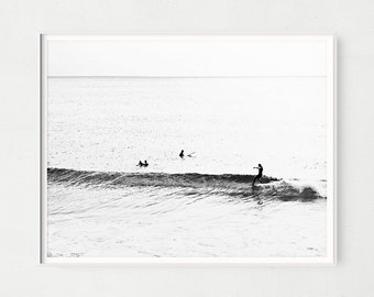 Vintage Longboard Surfer Wandkunst, Schwarzweiss-Branding-Stranddekor-Druck, minimalistisches surfendes Plakat druckbare Kunst, surfendes Plakat in Kalifornien