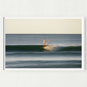 Impressão de pôr do sol de surfista, arte de parede de surfe com pôr do sol no oceano, decoração de casa de praia com ondas azuis abstratas, impressão de surfista feminina minimalista retrô
