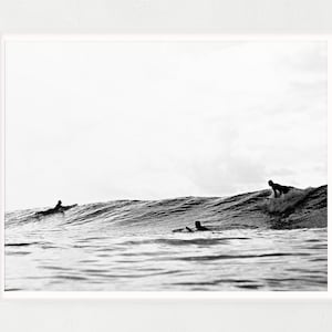 Schwarzweiß-Surfer im Ozean, Digitaldruck, Küstendekor digitaler Download, Vintage-Stil-Surf-Kunst