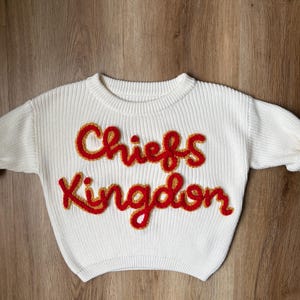 Suéter de bebé personalizado, conjunto bordado a mano para niño pequeño, deportes de UCLA, fútbol americano universitario, regalo personalizado para bebé / SKOL Vikings / Trojans