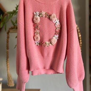 Suéter con inicial de flor bordada / Suéter personalizado para niños / Recuerdo para niñas / Inicial floral / Regalo de cumpleaños / Letra inicial personalizada