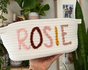 Cesta personalizada con nombre de bebé, decoración de guardería, regalo para baby shower, cesta de regalo, juguetes, libros, cesta de Pascua, personalizada, bordada a mano.