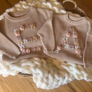 Suéter con inicial de flor bordada / Suéter personalizado para bebé / Suéter con inicial para niño pequeño / Inicial floral / Hito / Letra inicial personalizada