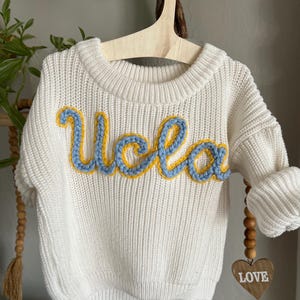 Maglione personalizzato per neonati, completo per bambini ricamato a mano, sport UCLA, football, college, regalo personalizzato per neonati / SKOL Vikings / Trojans