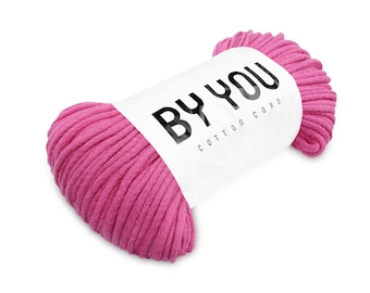 Op de afbeelding: Een roze katoenen koordspoel met een wit label waarop "BY YOU COTTON CORD" staat.