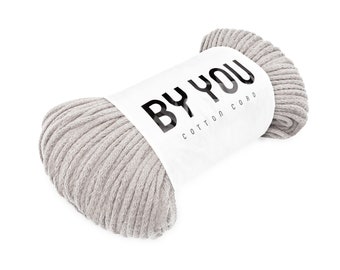 Op de afbeelding: Een rol lichtgrijze katoenen koord met een wit label waarop "BY YOU COTTON CORD" staat.