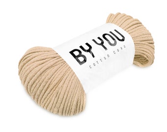 Op de afbeelding: Een rol beige katoenen koord met een wit label waarop "BY YOU COTTON CORD" staat.