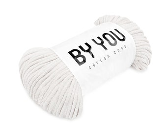 Op de afbeelding: Een rol off-white katoenen koord met een wit label waarop "BY YOU COTTON CORD" staat.